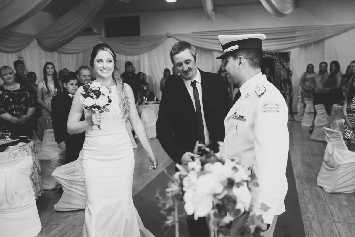 la cara de la novia y sus gestos