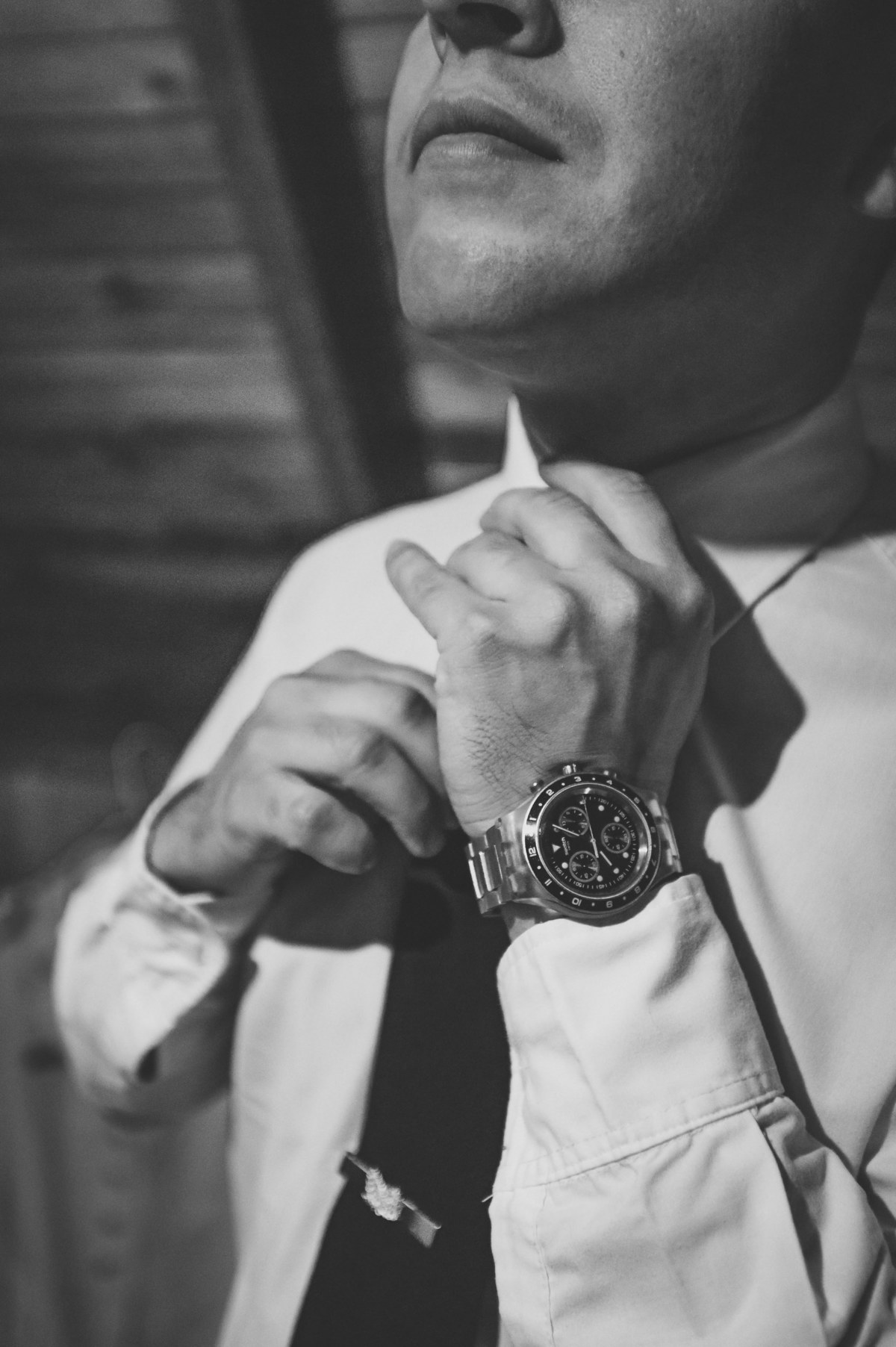 novio atándose la corbata