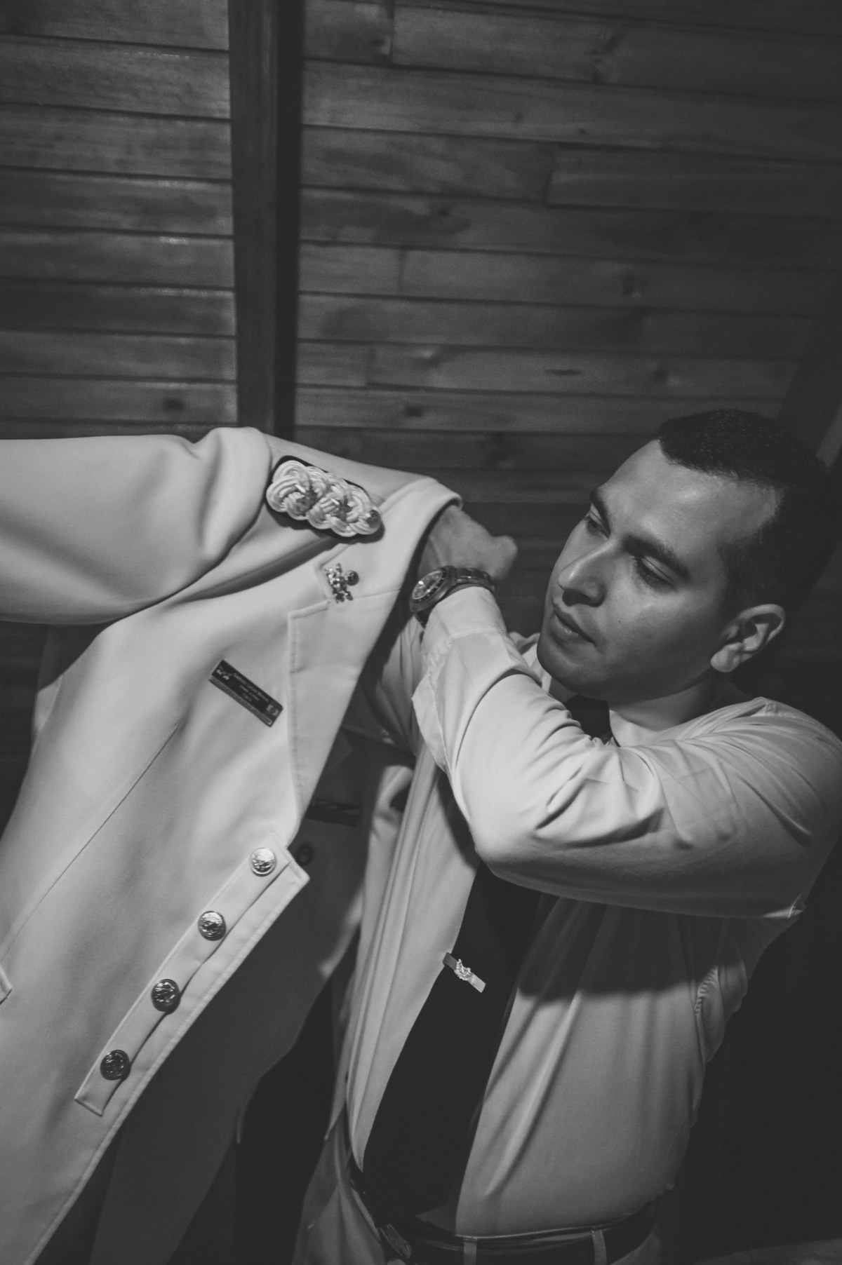 novio colocándose el saco