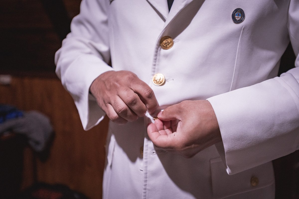 novio colocándose traje para la boda