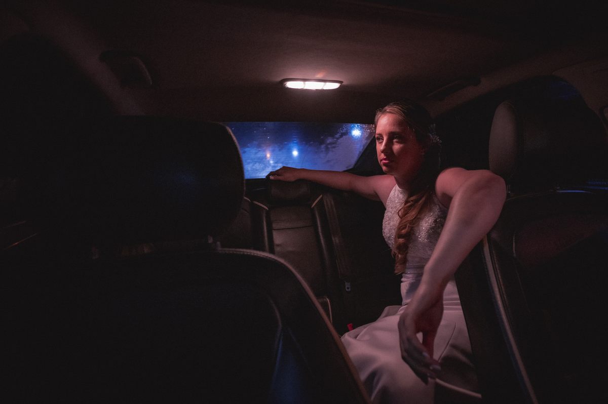 la novia esperando en el auto
