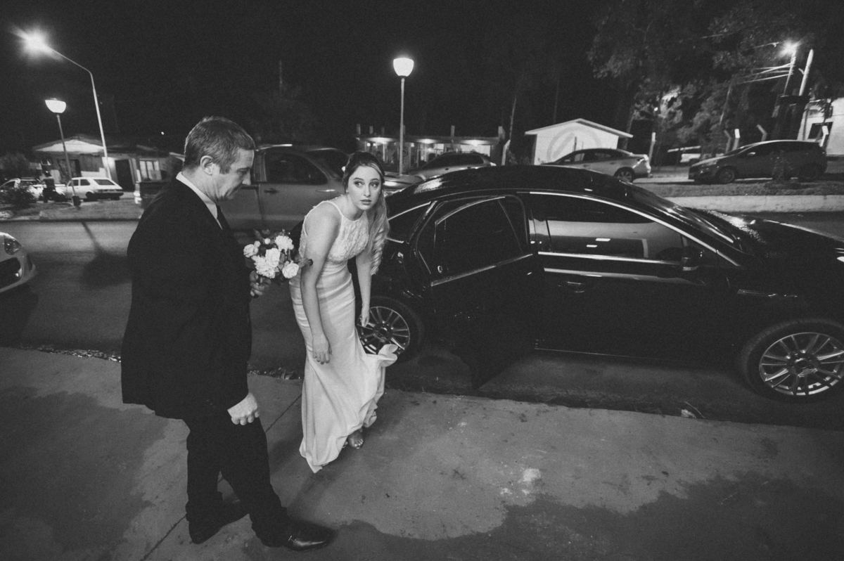 la novia espiando la entrada del novio