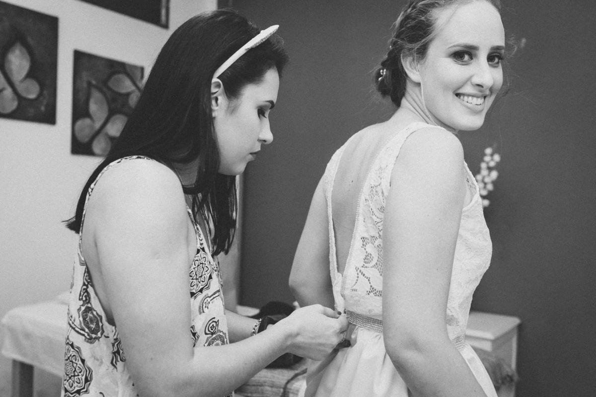 madrina colocando el vestido de la novia