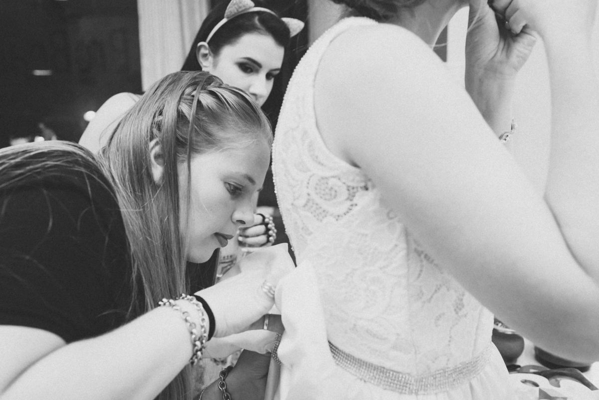 amiga arreglando vestido de la nivia