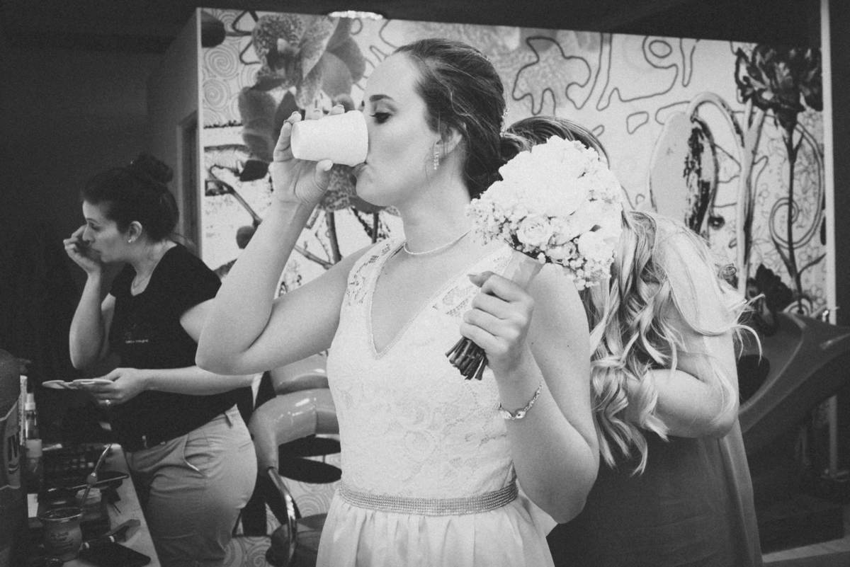 novia lista pata la boda, tomando agua antes de salir