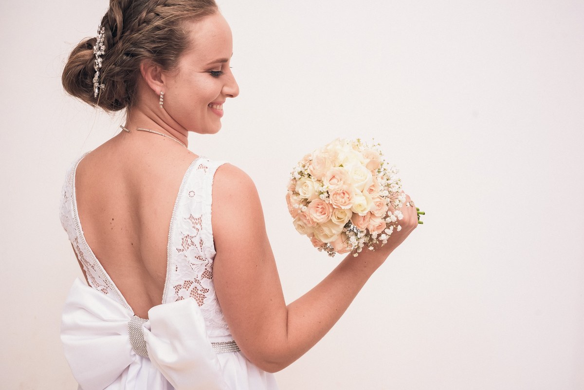 detalle de la espalda de la novia