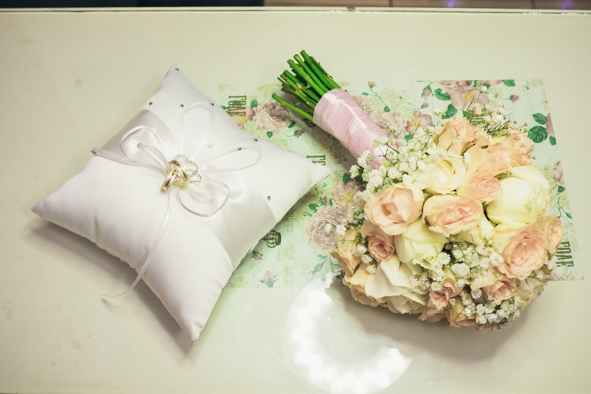 ramo de flores de la novia y anillos
