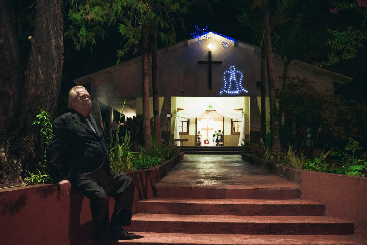 papá de la novia esperando la llegada 