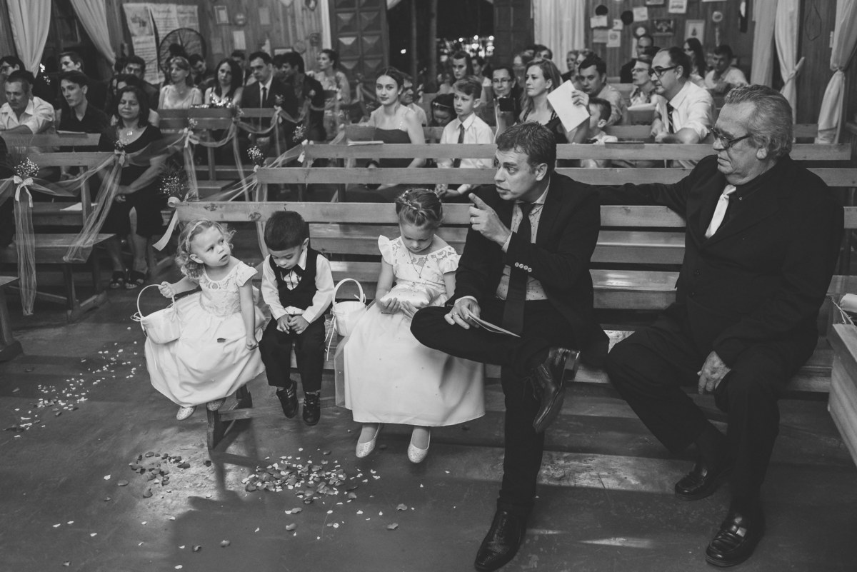 llamado de atención a los niños ruidosos en la iglesia 