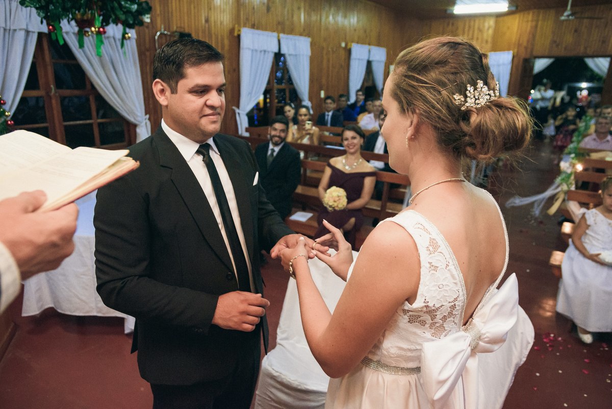 la novia colocando el anillo al novio