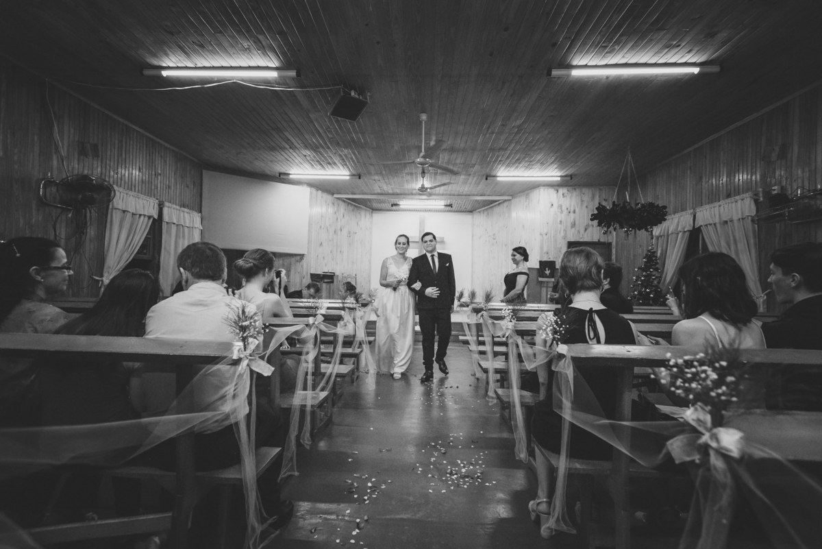 salida de los novios De la Iglesia blanco y negro