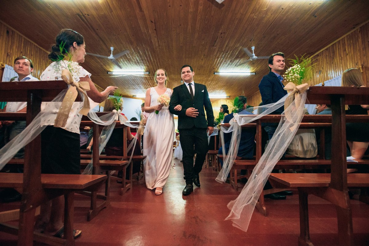 salida de los novios De la Iglesia en color