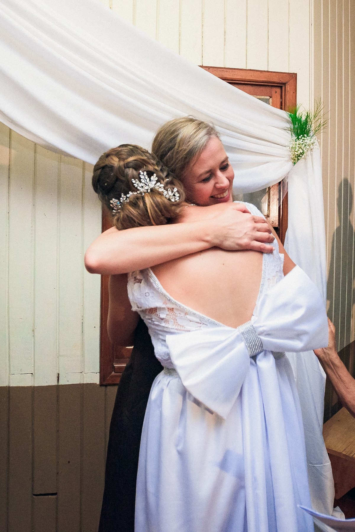 abrazo de la novia con su mama después de la ceremonia religiosa