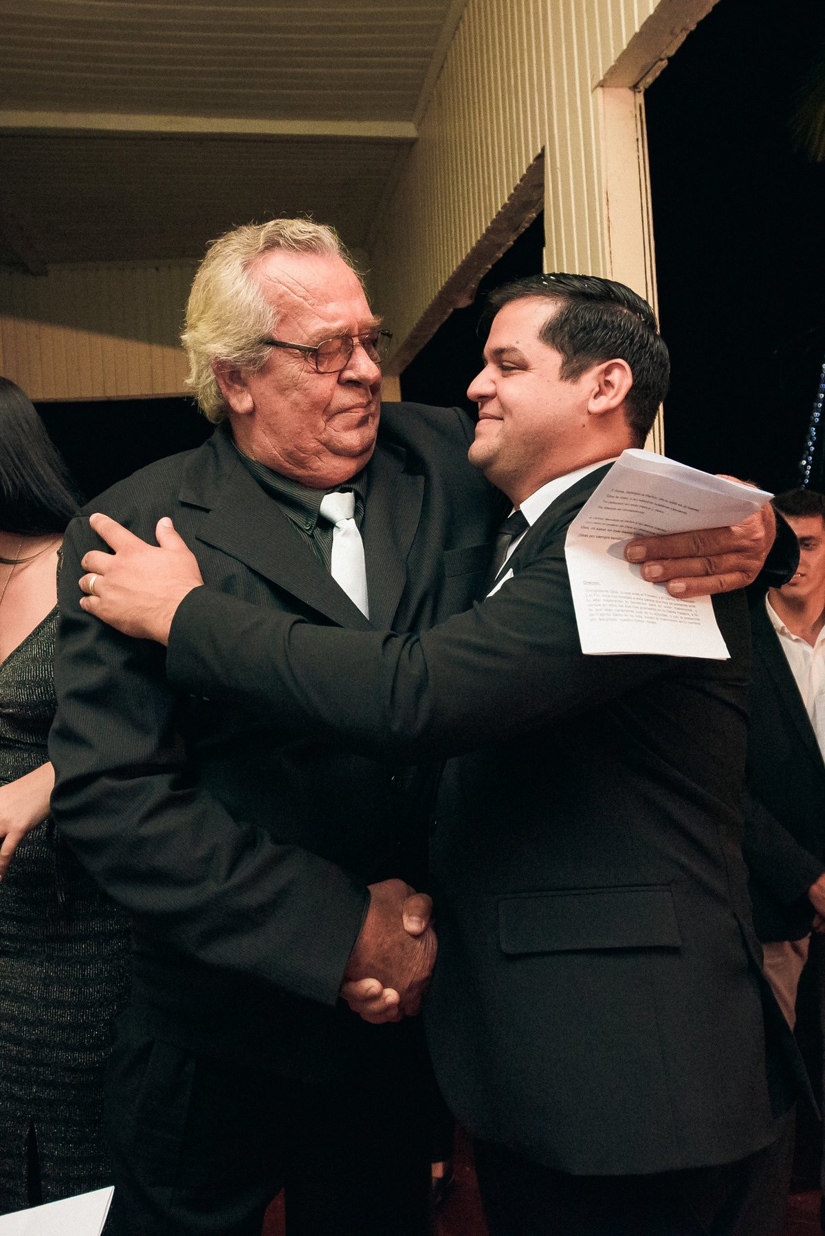 saludo del novio con el papa de la novia