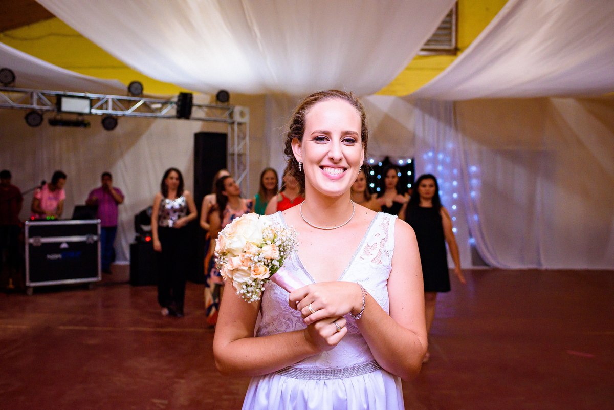 la novia tirando el ramo de flores