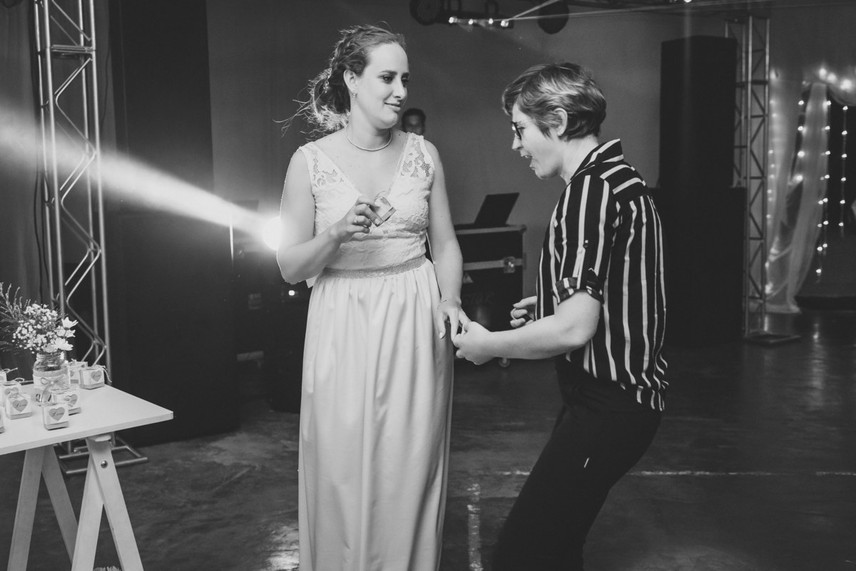 baile de la novia y una amiga