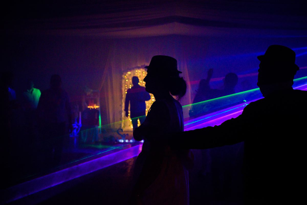 contraluz de la novia en el baile