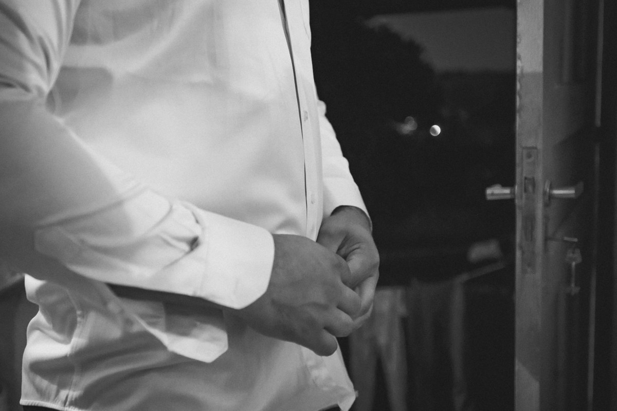 novio colocándose la camisa