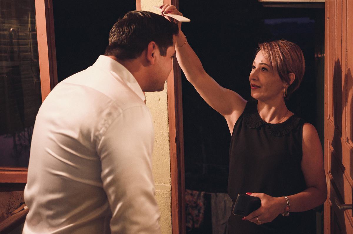 tia peinando al novio