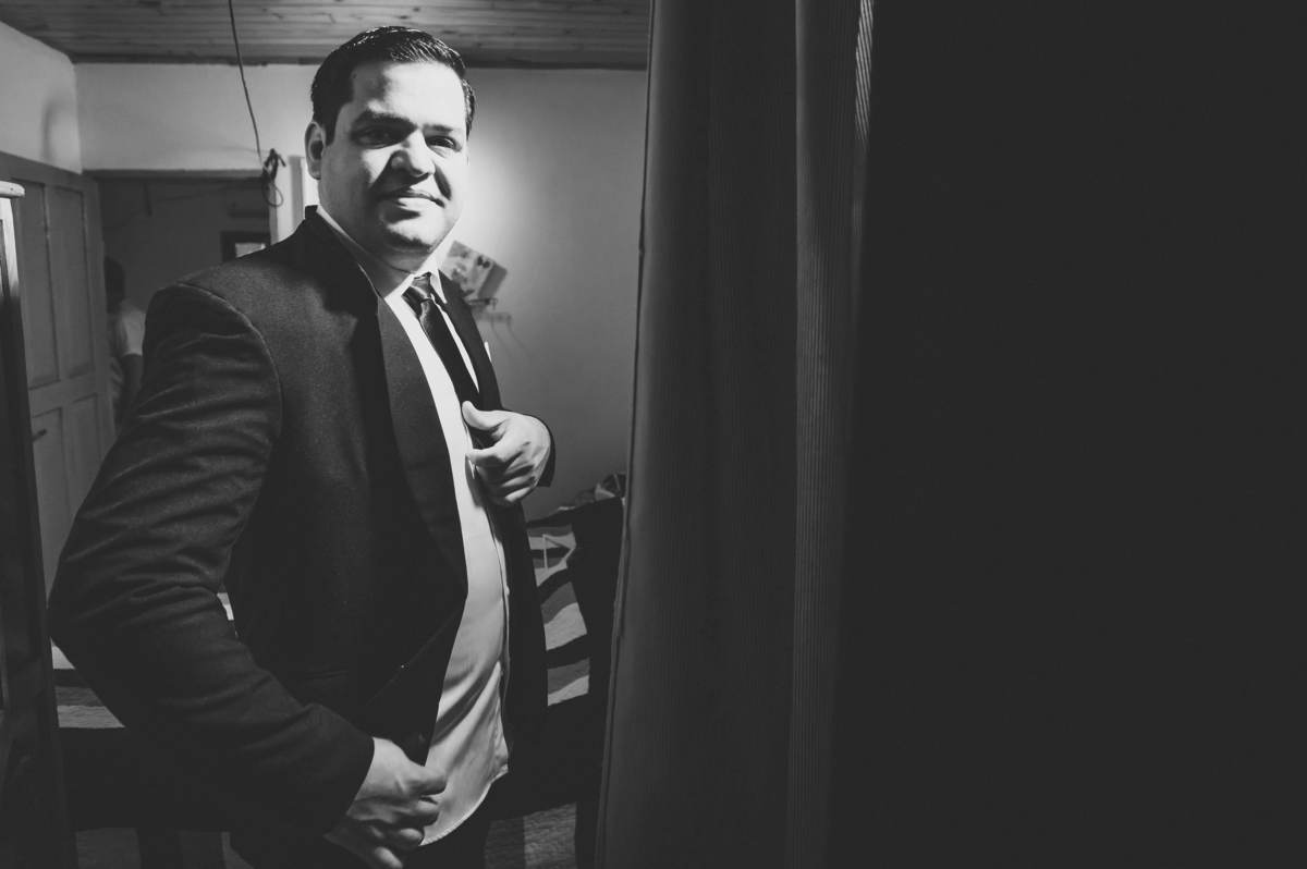 el novio colocándose el saco