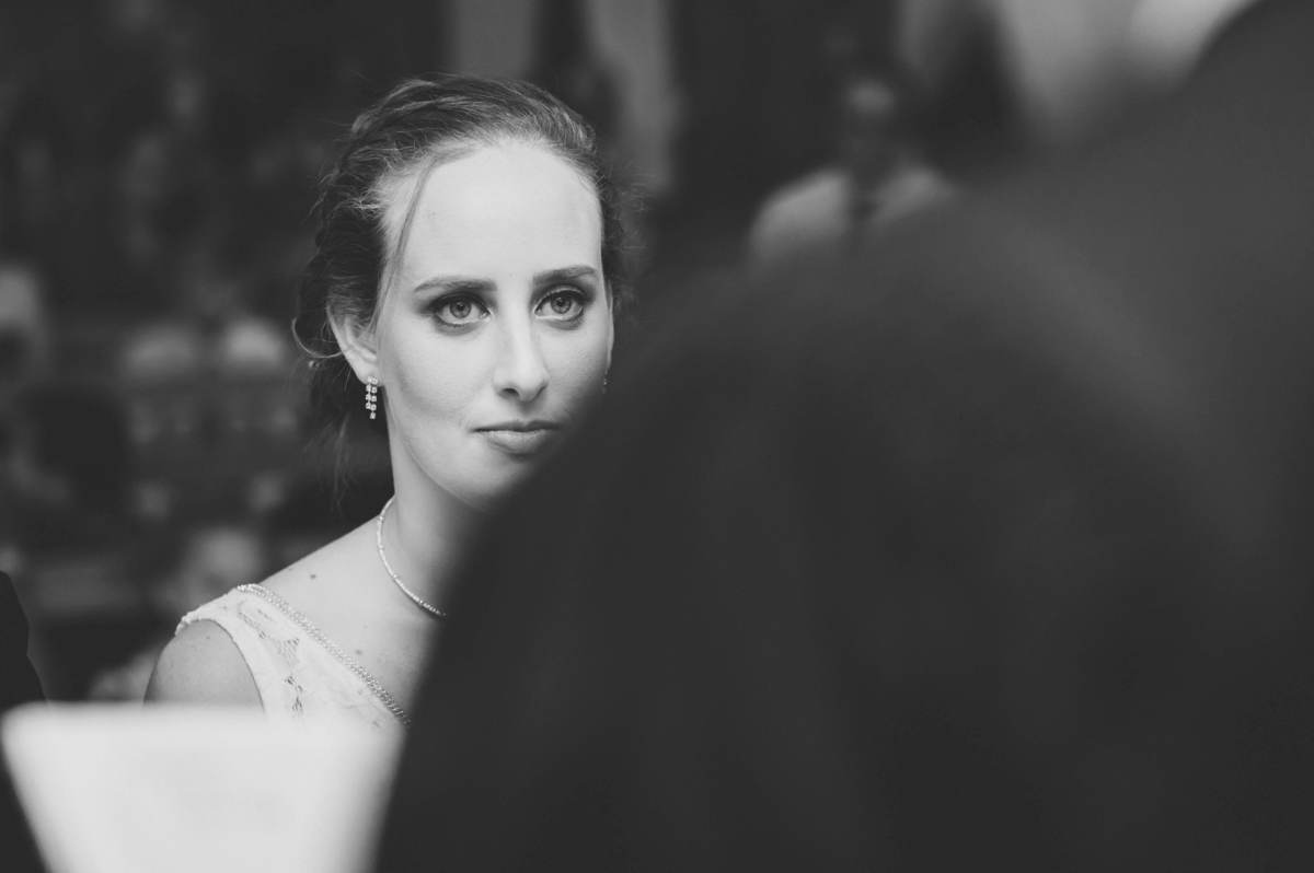 novia mirando al pastor en el momento del sermon 