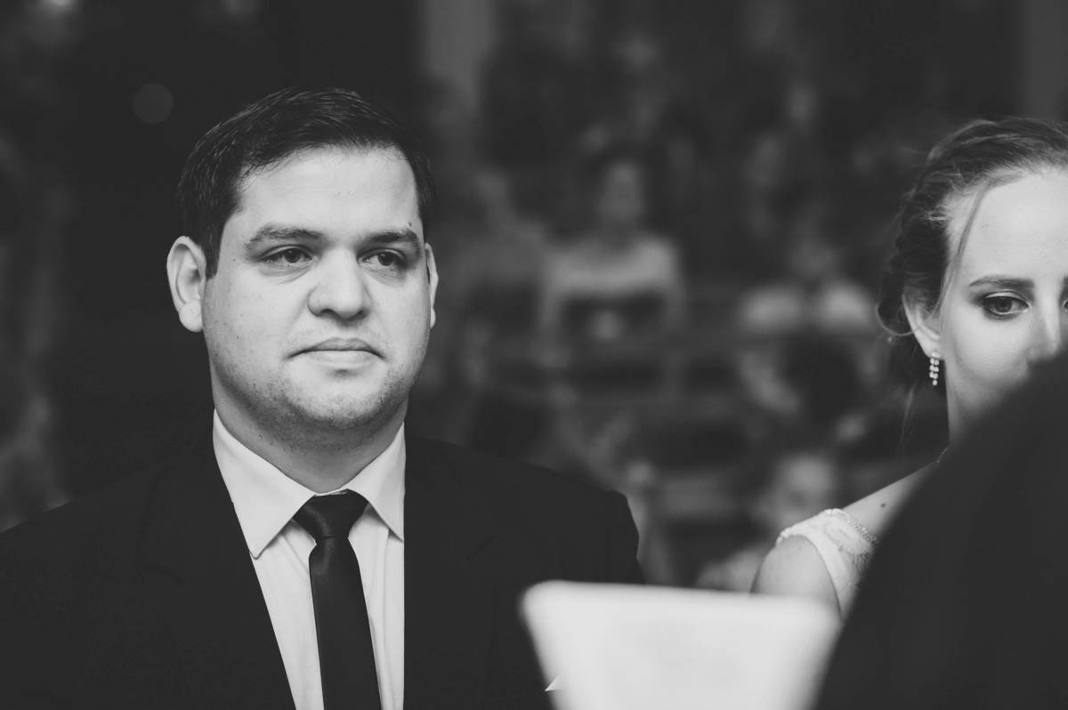 el novio mirando al pastor en el momento del sermon 