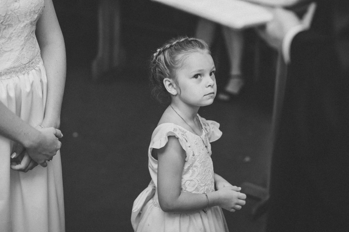 mirada desconfiada de una niña al pastor