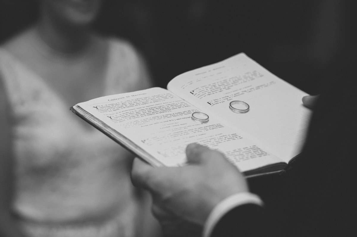 detalle de los anillos en la Biblia