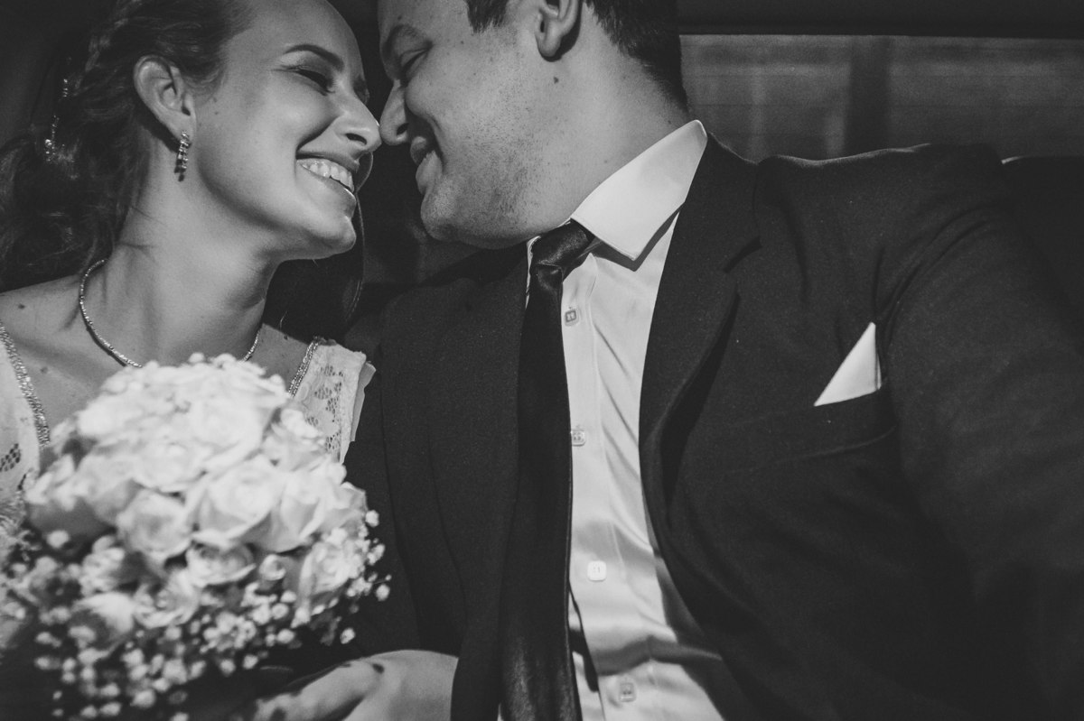 los novios en el coche camino al salon