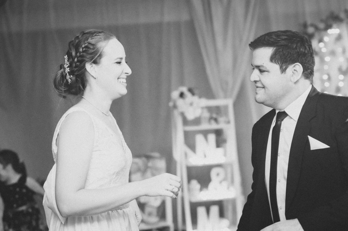 novio y novia bailando reguetom