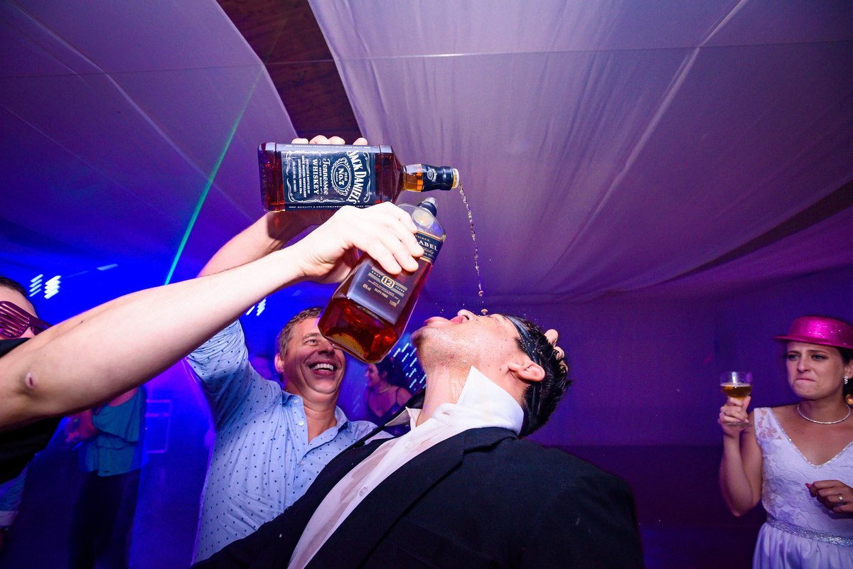 baño de whisky al novio en la boda
