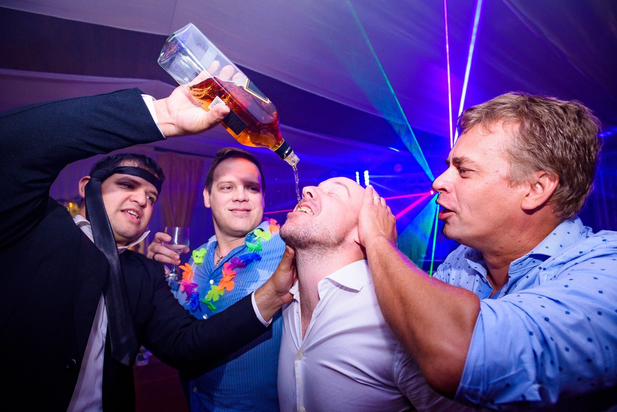 baño de whisky a un invitado en la boda