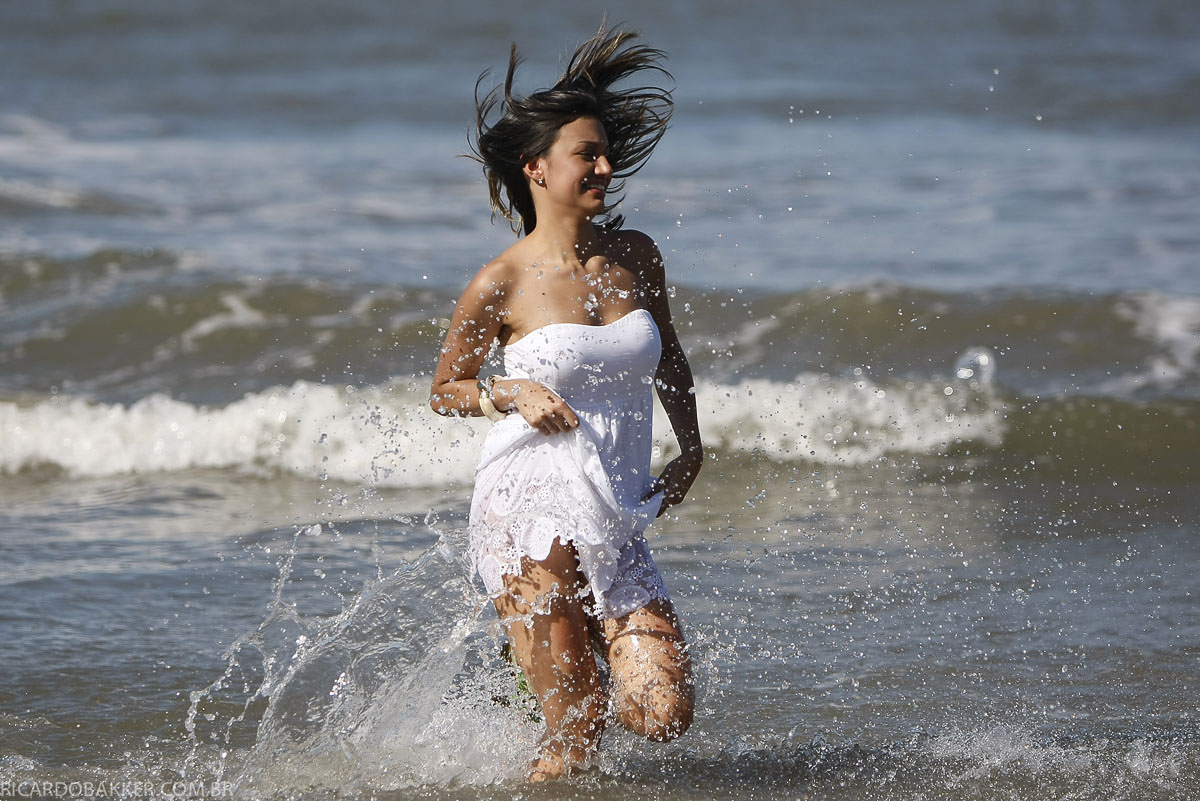 noiva correndo na praia