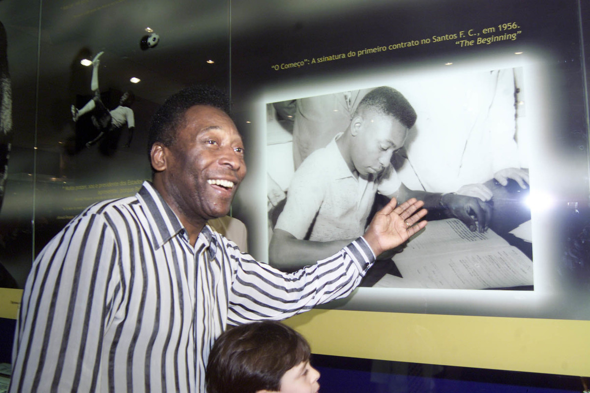 o rei Pelé no museu em Santos
