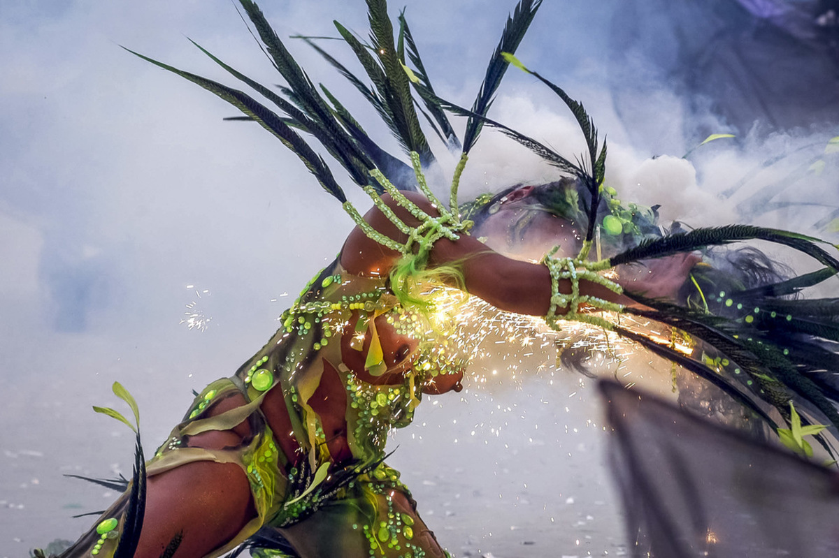 passista pega fogo no sambodromo durante o desfile das escolas de samba de sp