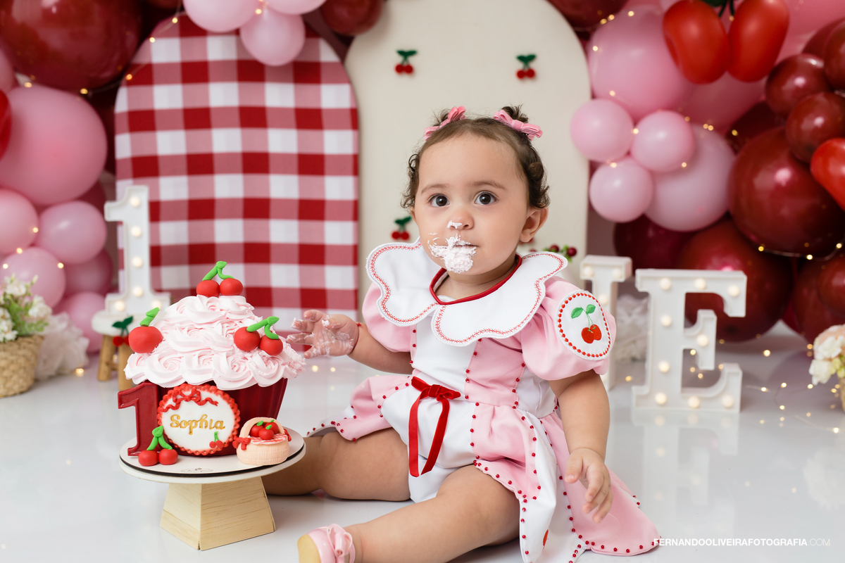 smash the cake cereja cerejinha sáo paulo sp estudio fotografico infantil fernando oliveira bruna rafaela decoração aniversário 1 ano