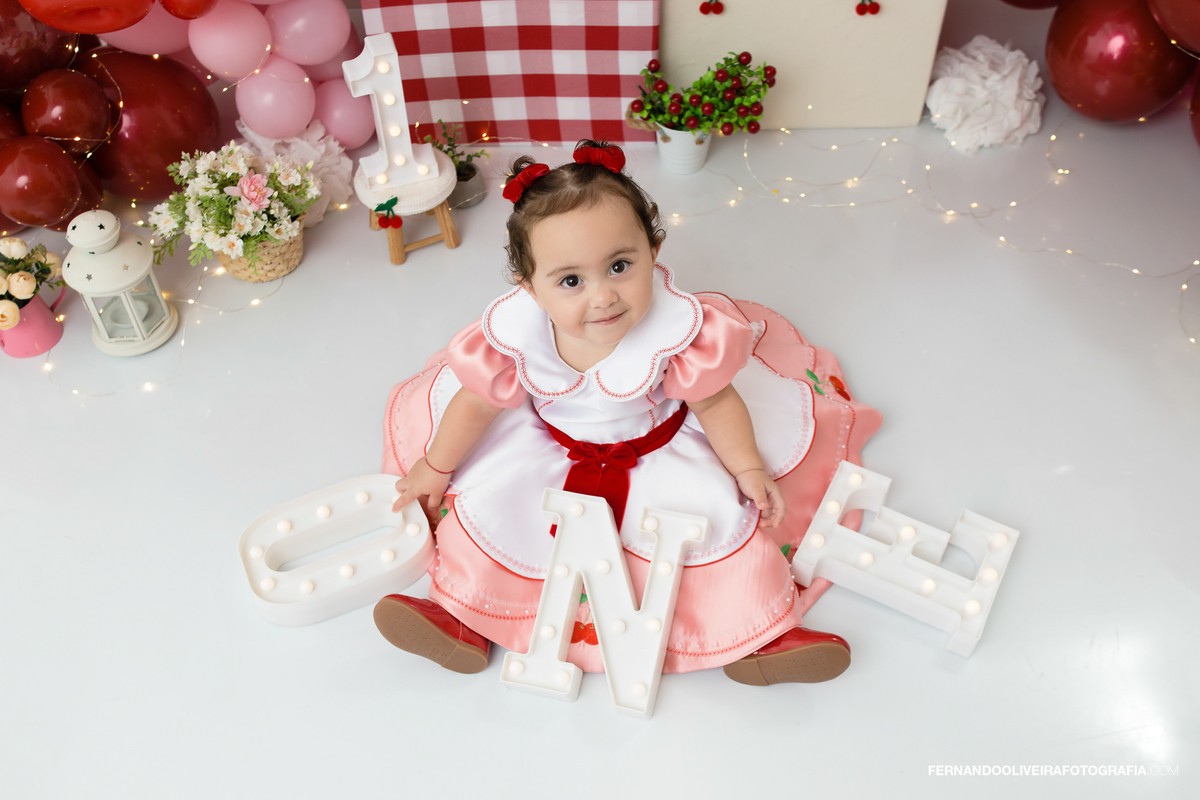 smash the cake cereja cerejinha sáo paulo sp estudio fotografico infantil fernando oliveira bruna rafaela decoração aniversário 1 ano