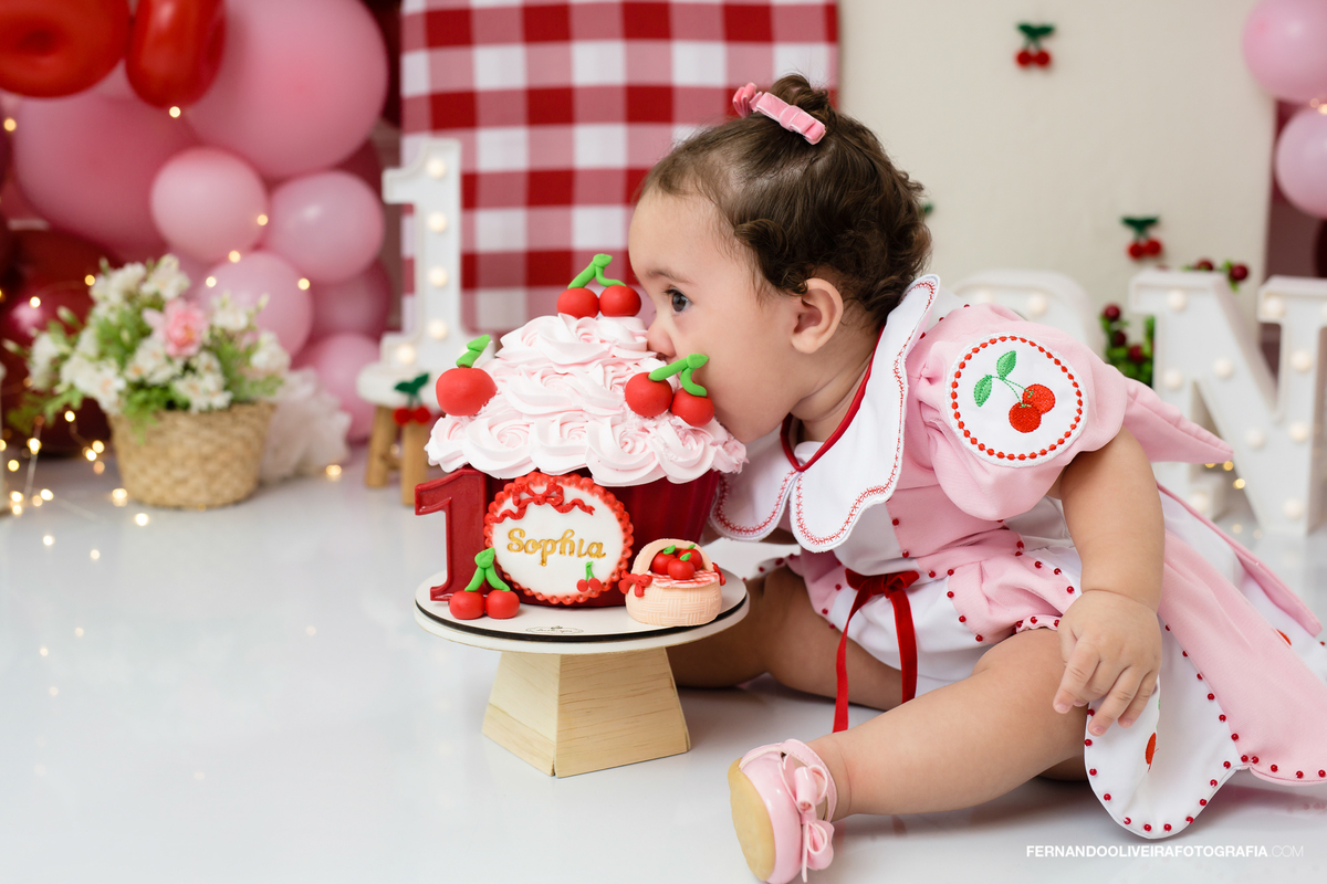 smash the cake cereja cerejinha sáo paulo sp estudio fotografico infantil fernando oliveira bruna rafaela decoração aniversário 1 ano