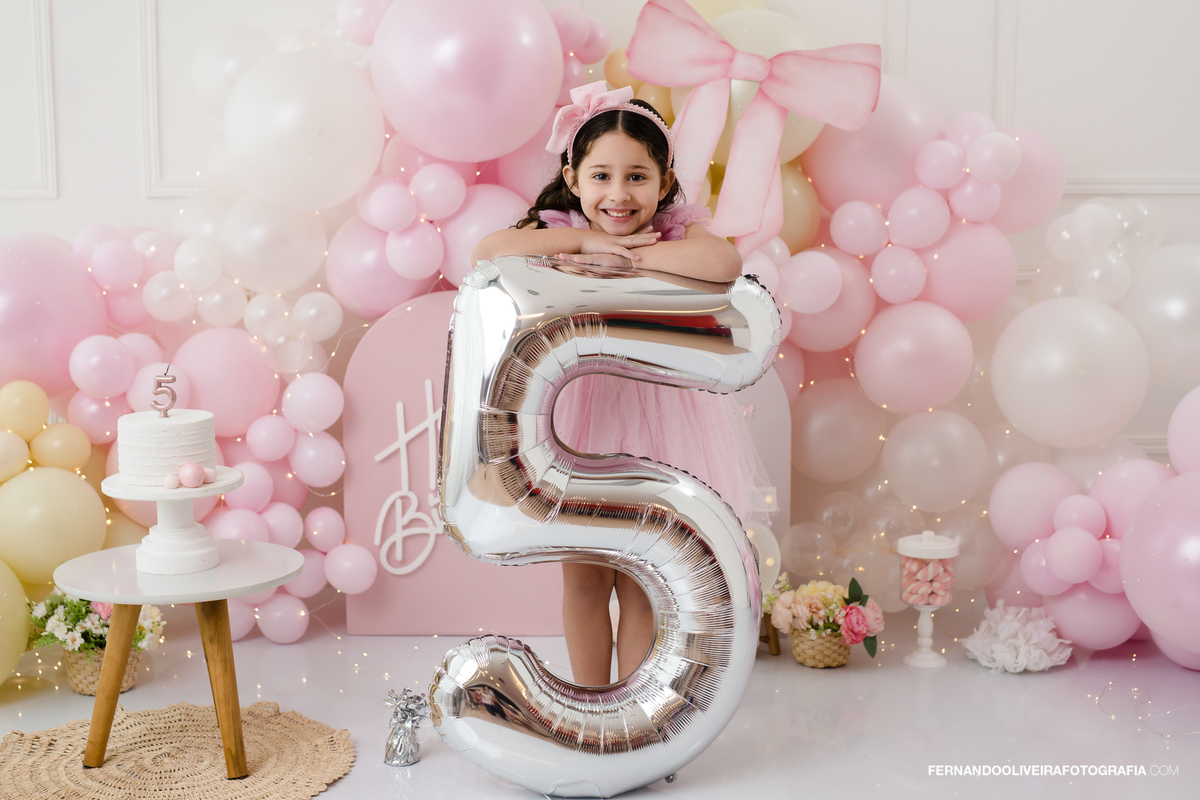 ensaio smash the cake 5 anos aniversario criança decoração festa infantil fotografo sao paulo sp estudio inspiração menina ensaio fotografico decoração rosa
