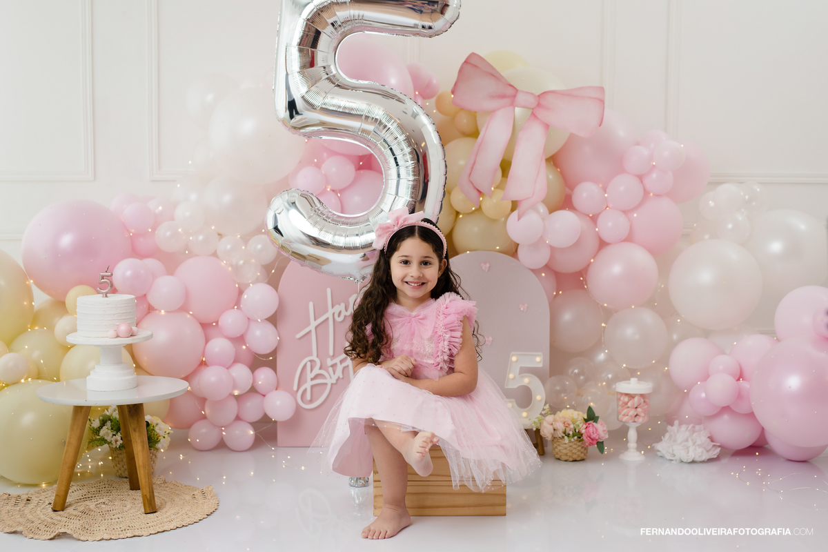 ensaio smash the cake 5 anos aniversario criança decoração festa infantil fotografo sao paulo sp estudio inspiração menina ensaio fotografico decoração rosa
