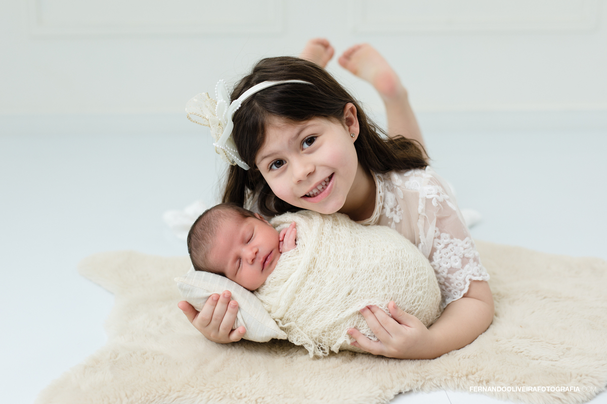 Ensaio newborn do Gabriel com os pais e a irmã em estúdio fotográfico na Zona Sul de São Paulo