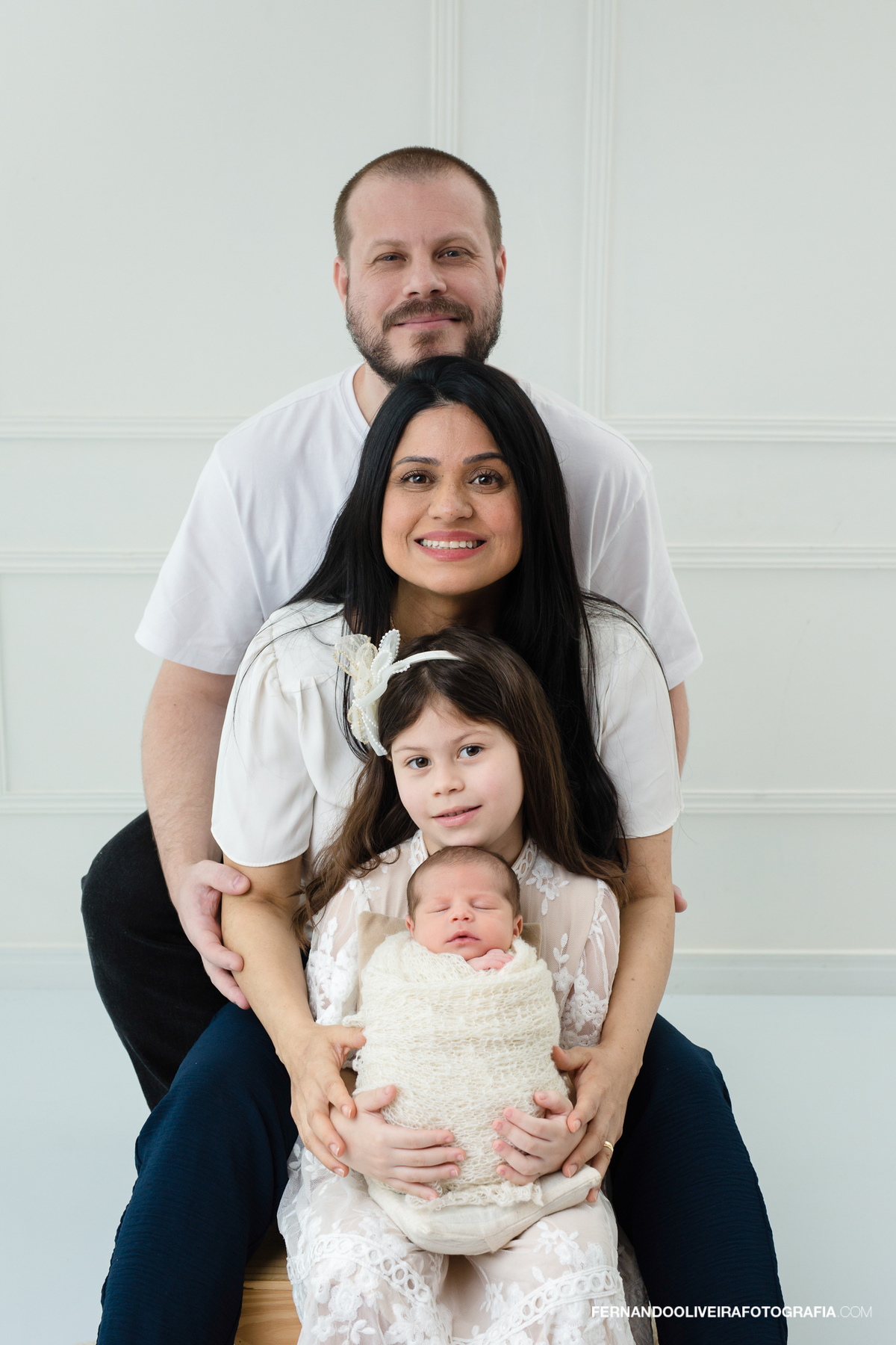Ensaio newborn do Gabriel com os pais e a irmã em estúdio fotográfico na Zona Sul de São Paulo