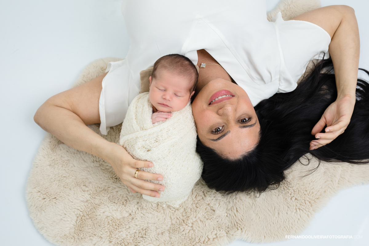 Ensaio newborn do Gabriel com os pais e a irmã em estúdio fotográfico na Zona Sul de São Paulo