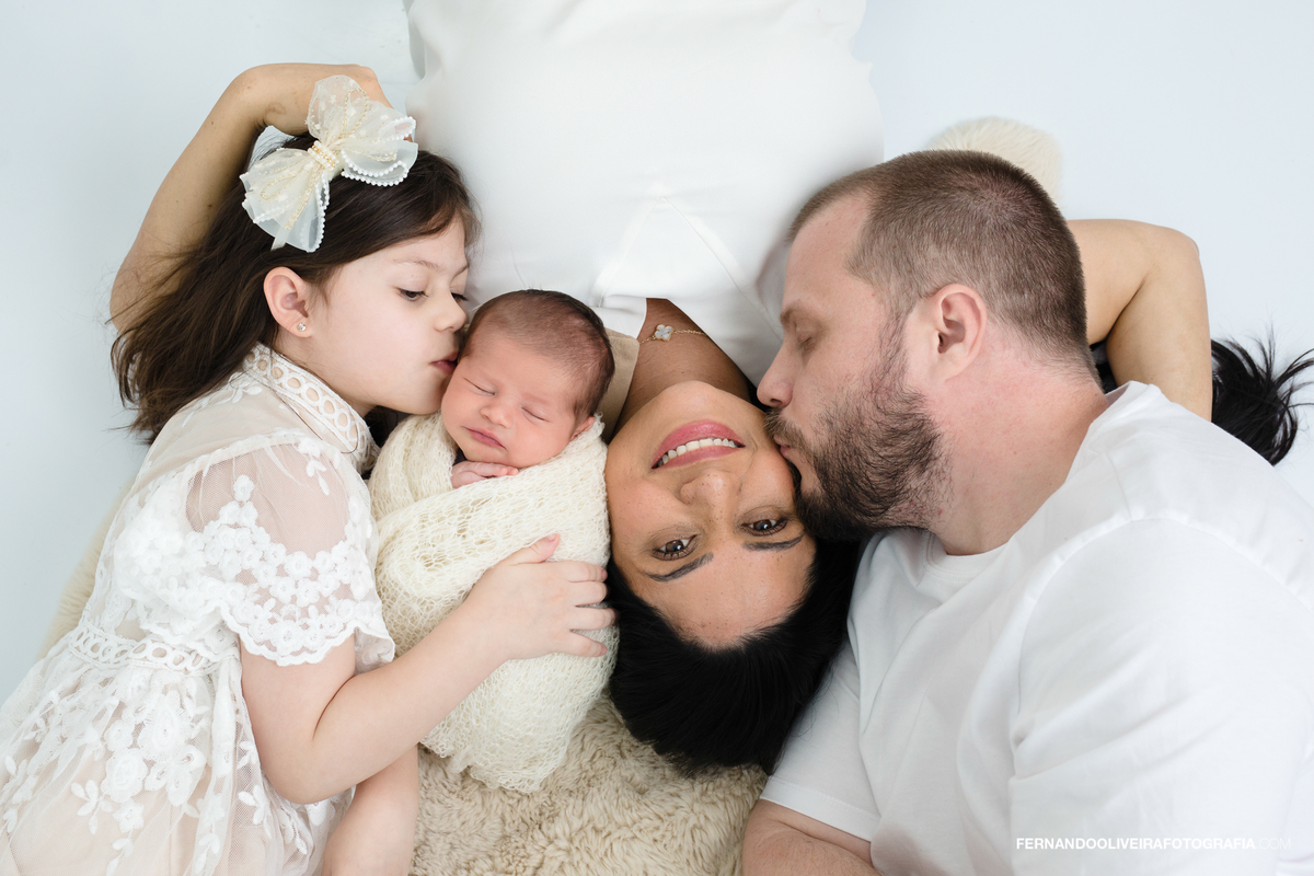 Ensaio newborn do Gabriel com os pais e a irmã em estúdio fotográfico na Zona Sul de São Paulo