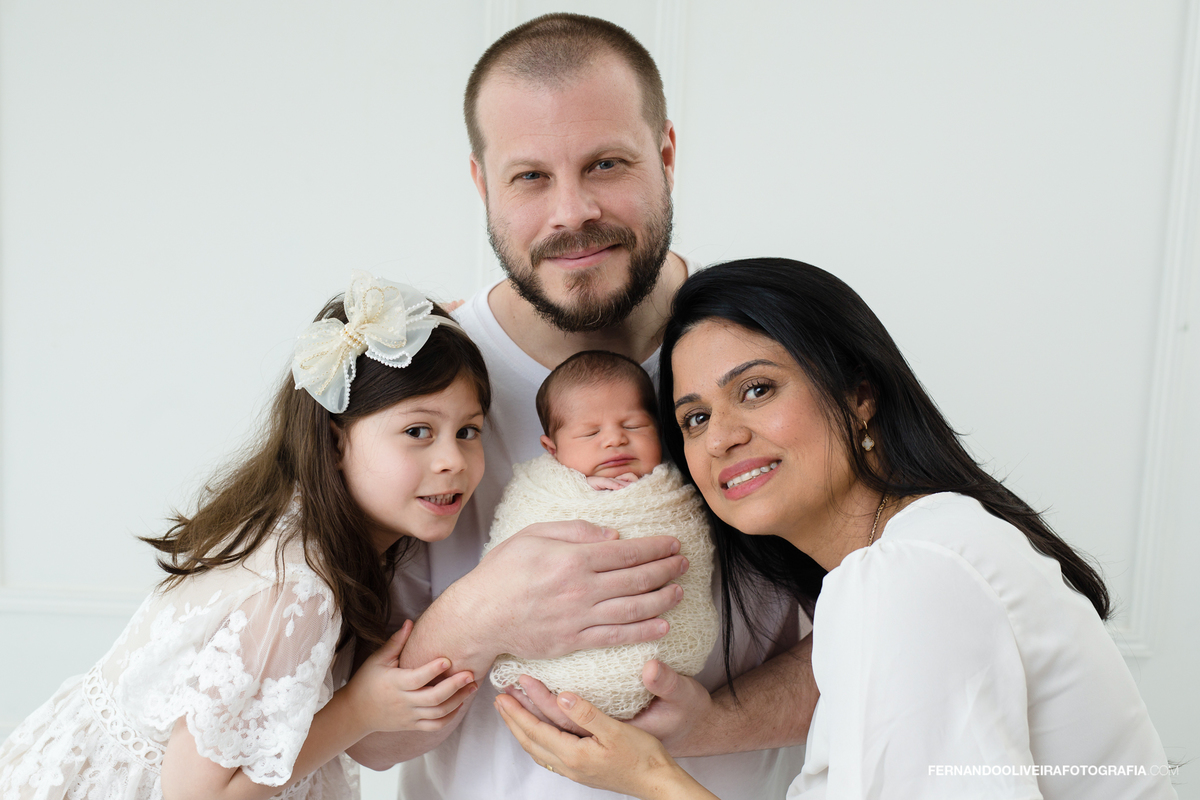 Ensaio newborn do Gabriel com os pais e a irmã em estúdio fotográfico na Zona Sul de São Paulo