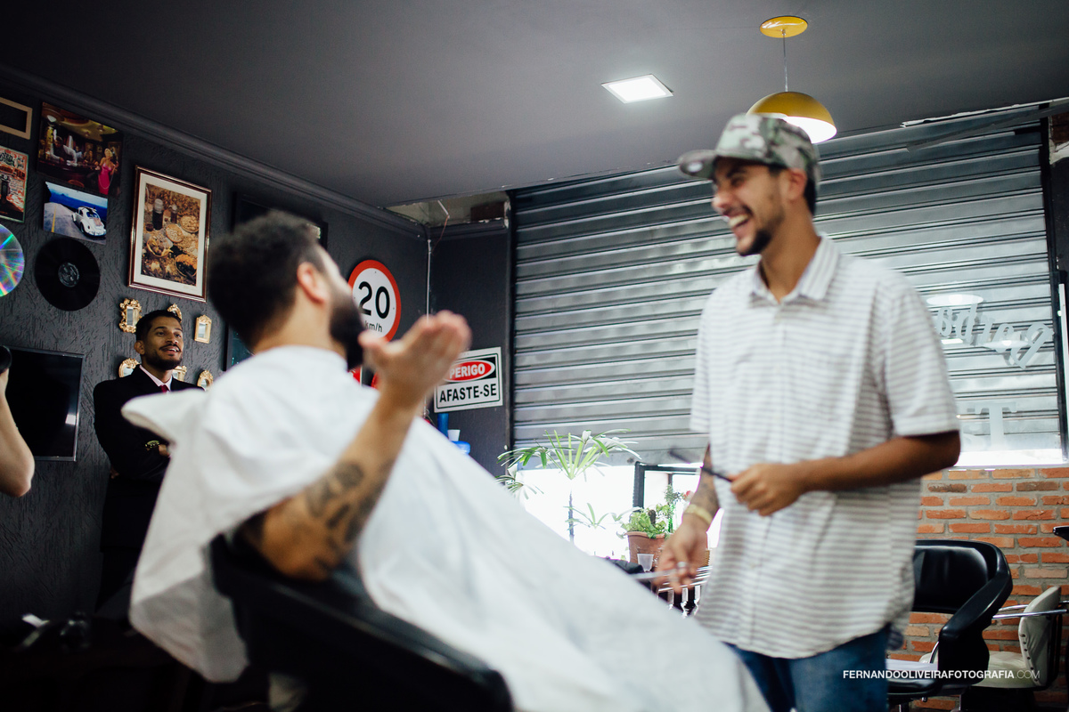noivo com amigos no dia do noivo na barbearia fotografo de casamento