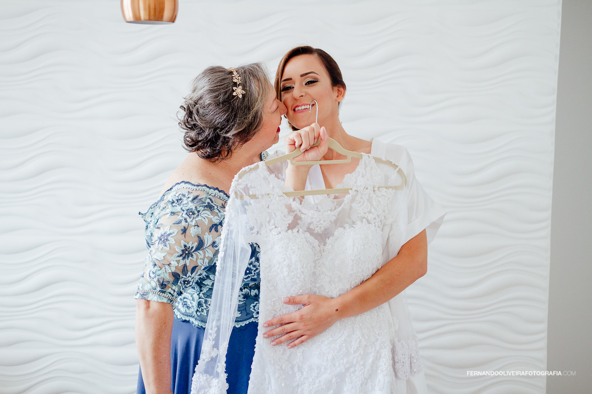 mae da noiva com vestido no makinf of fotografo de casamento sp fernando oliveira