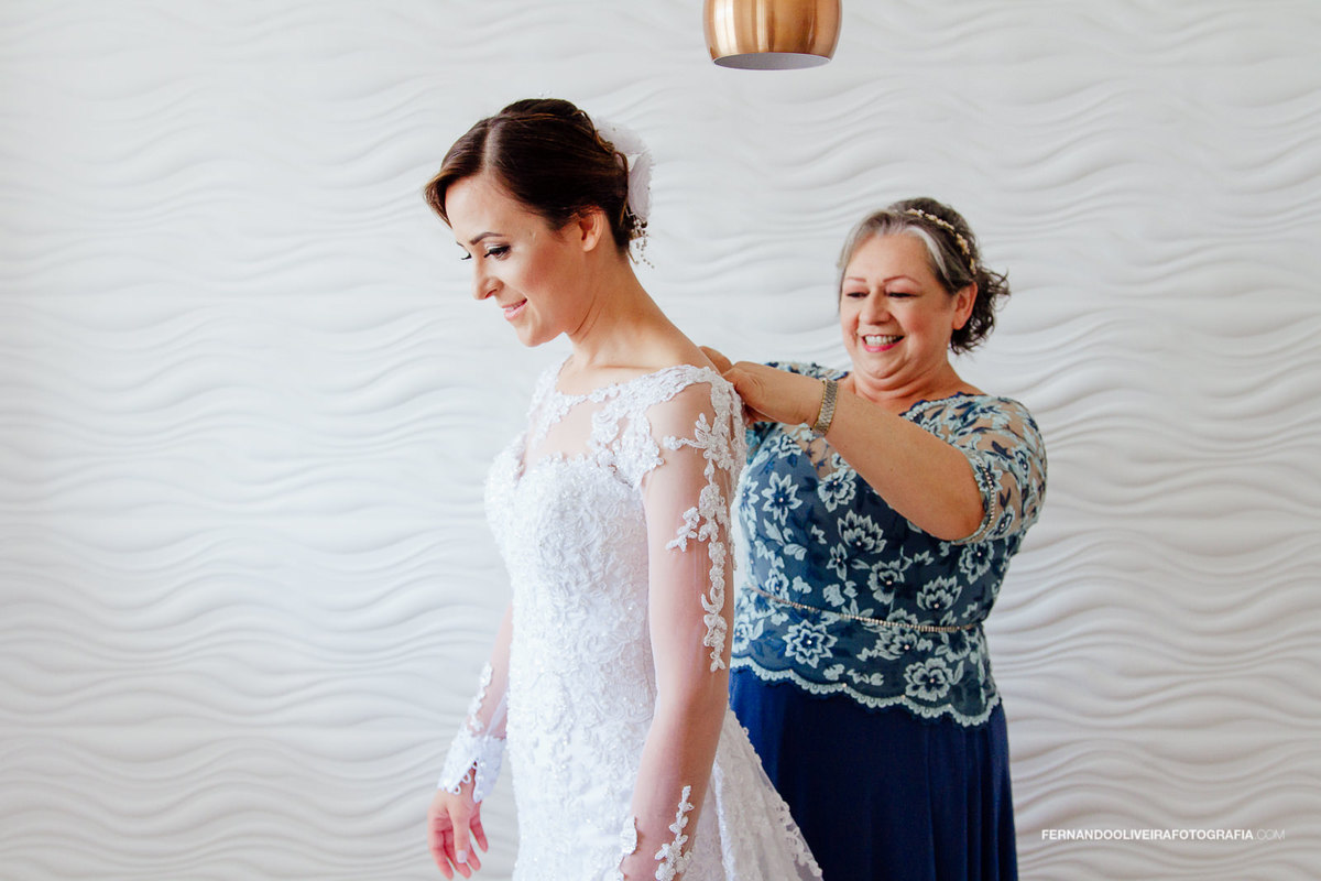 mae fechando o vestido fotografo de casamento sp fernando oliveira