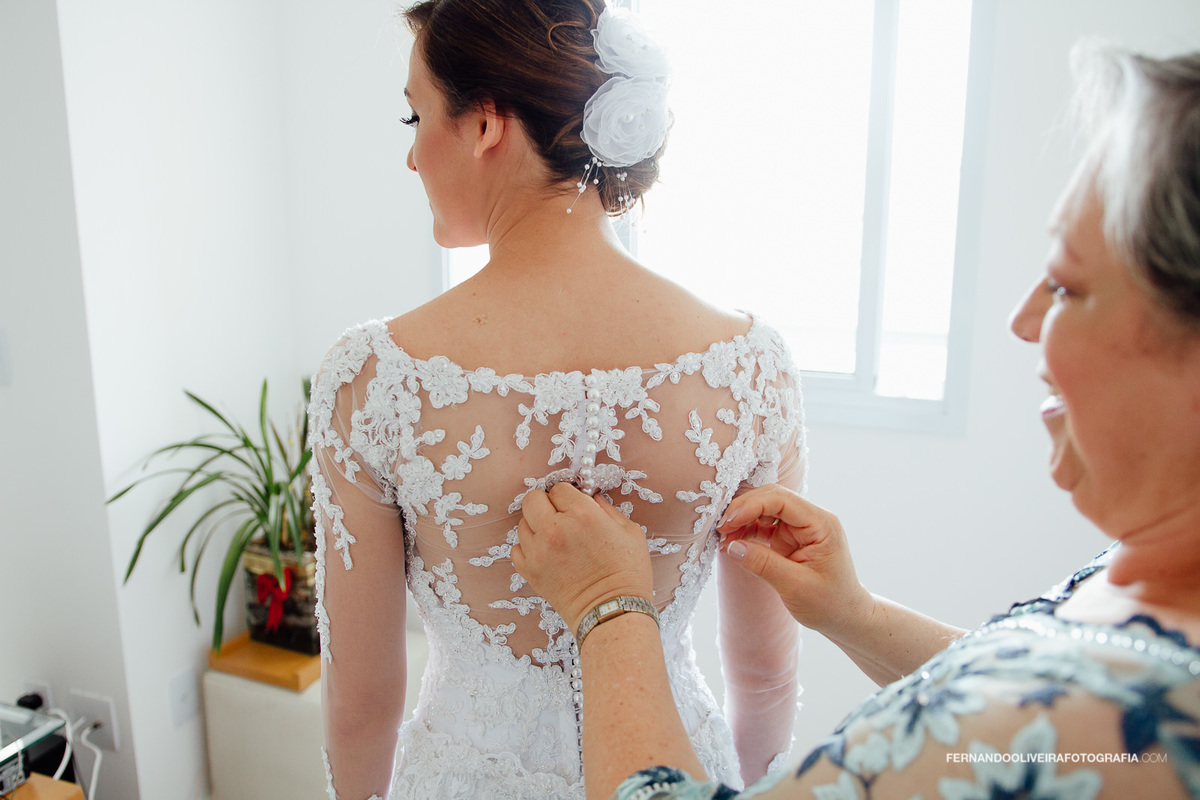 mae da noiva no making of colocando vestido fotografo de casamento sp fernando oliveira