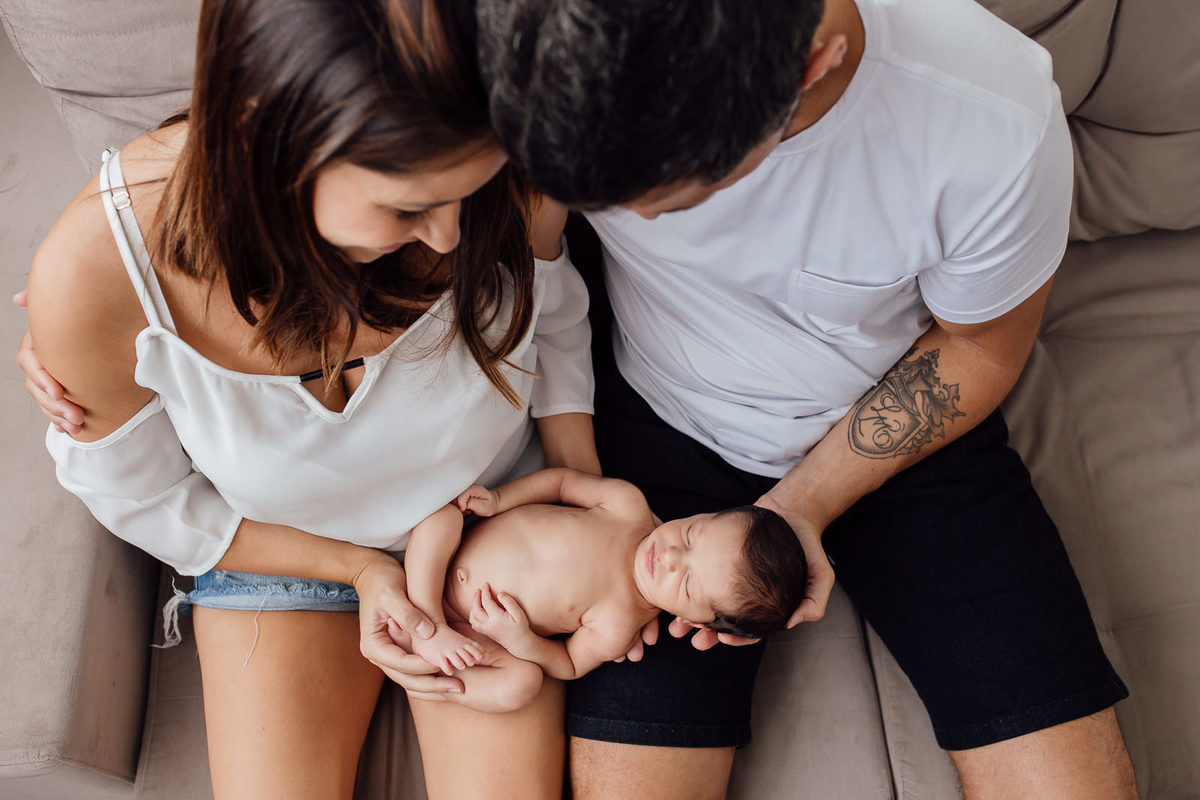 Ensaio recem nascido newborn são paulo menino pais no colo